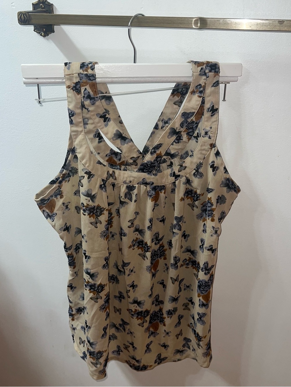 Pinky Sleeveless Floral V-Neck Tank Top – Beige/Navy